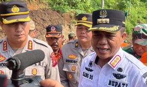 Tinjau Sejumlah Lokasi, Bupati Bandung: Banjir Paling Besar di Kecamatan Majalaya Bupati Bandung Sebut Sejumlah Wilayah di Kabupaten Bandung Alami Bencana Alam. Foto Agi Jabarekspres
