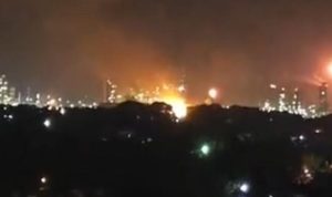 Kilang Minyak di Dumai Meledak, 5 Pekerja Jadi Korban Momen terjadinya Kilang minyak di Dumai yang meledak pada Sabtu (1/4) Malam. (foto: Istimewa)