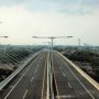 Jalan Tol Layang Mohamed bin Zayed membentang di atas Jalan Tol Ruas Jakarta-Cikampek. (Foto: Pradita Kurniawan Syah).