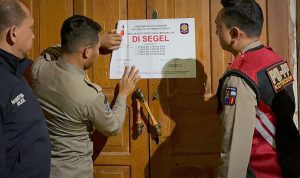Nekat Buka Saat Ramadan, THM Charlie Lounge Bogor Disegel Kepala Satpol PP Kota Bogor, Agustian Syach (kanan) saat memerintahkan jajarannya memasang atribut penyegelan. (Yudha Prananda / Jabar Ekspres)