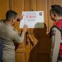 Kepala Satpol PP Kota Bogor, Agustian Syach (kanan) saat memerintahkan jajarannya memasang atribut penyegelan. (Yudha Prananda / Jabar Ekspres)