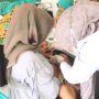Salah satu balita di Kelurahan Gumuruh saat mendapat imunisasi polio di Posyandu Soka, Senin (3/4)/ Hendrik Muchlison