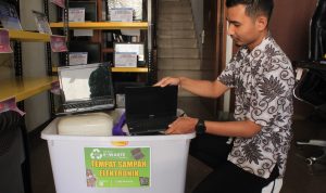 Fahmi menunjukkan beberapa sampah elektronik yang terkumpul dari masyarakat / Jabar Ekspres