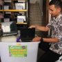 Fahmi menunjukkan beberapa sampah elektronik yang terkumpul dari masyarakat / Jabar Ekspres