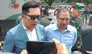 Puncak Arus Mudik 2023 Diprediksi 19 April, Ridwan Kamil Optimis Lancar dan Terkendali Dok. Gubernur Jabar, Ridwan Kamil (kiri) & Kepala Bapenda Jabar, Dedi Taufik (kanan). Selasa (18/4). Foto. Sandi Nugraha.