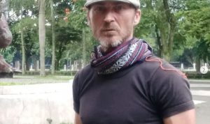 Ini Tampang Bule yang Ludahi Imam Masjid di Bandung.