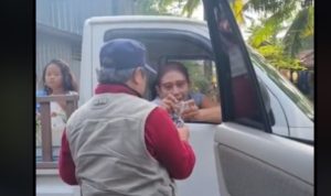 Susi Pudjiastuti saat terjebak kemacetan dan minta rokok pada pengendara lain (tangkapan layar TikTok @@nurkholis_virgo80)