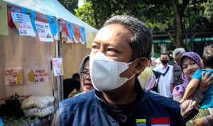 Wali Kota Bandung, Yana Mulyana saat mengunjungi kegiatan Pasar Murah, yang bertempat di Kelurahan Burangrang, Jalan Lodaya, Kota Bandung/ Jabar Ekspres