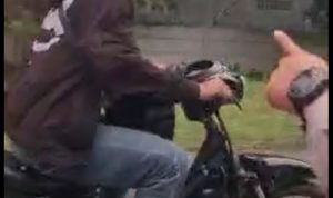 Seorang pria nekat masuk ke Jalan Tol Cileunyi. Foto Tangkapan Layar