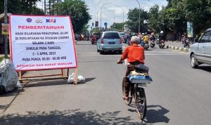 Perlintasan Kereta Api di Cimindi Ditutup Tiga Hari Perlintasan kereta api di Cimindi, Kota Cimahi bakal ditutup sementara dalam rangka perbaikan jalur. (ALGI/JABAR EKSPRES)
