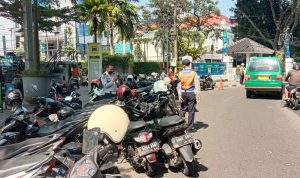 Dok. Ganggu Arus Lalulintas, Parkir liar Di samping Bank Indonesia diberi Tindakan Tegas Oleh Dishub Kota Bandung. Kamis (6/4). Foto. Sandi Nugraha.