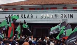 Masa saat memadati pintu keluar Lapas Sukamiskin jelang kebebasan Anas Urbaningrum ./ Jabar Ekspres