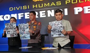 Juru bicara Densus 88 Anti Teror Polri, Kombes Aswin Siregar memperlihatkan barang bukti yang diamankan dari enam tersangka teroris di Lampung. Keenam teroris diketahui terafiliasi dengan jaringan jamaah islamiyah. Disway.id/Anisha Aprilia-