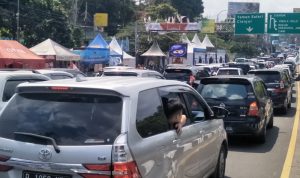 Ilustrasi : Sejumlah kendaraan terjebak macet di simpang Gadog, Kabupaten Bogor beberapa hari lalu. Foto : Sandika Fadilah/Jabarekspres.com