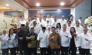 Duduki Kantor Megah, ini Harapan Arsjad Rasjid dan Cucu Sutara untuk Kadin Kota Bogor Ketua Kadin Kota Bogor Almer Faiq (ketiga kanan) beserta jajarannya bersama Ketua Umum Kadin Indonesia Arsjad Rasjid, Wali Kota Bogor Bima Arya dan Ketua Kadin Jawa Barat Cucu Sutra usai meresmikan gedung Graha Kadin Kota Bogor. (Yudha Prananda / Jabar Ekspres)