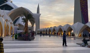 Keindahan Masjid Al Jabbar di malam hari menjadi daya tarik wisatawan dari berbagai daerah. (FHAMINAH/JABAR EKSPRES)