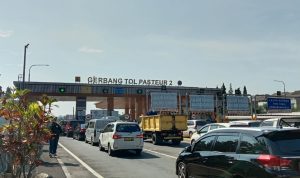 st. Kepadatan kepadatan kendaraan di Gerbang Tol saat arus mudik tahun lalu. Foto. Sandi Nugraha