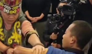 Mengapa Pengobatan Alternatif Masih Laris? Aksi Ida Dayak saat melakukan pengobatan pada pasiennya yang mengalami tulang bengkok pada tangannya (Tiktok)