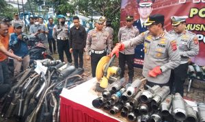 Kapolresta Bogor Kota, Kombes Pol Bismo Teguh Prakoso saat melakukan pemusnahan knalpot brong menggunakan mesin pemotong di Mako Polresta Bogor Kota, Kedung Halang, Rabu (12/4). (Yudha Prananda / Jabar Ekspres)