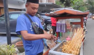 Cilor jadi Jajanan Favorit Kaula Muda untuk Berbuka Puasa Seorang penjual Cilor di kawasan Jalan H A Nasution, Cibiru, Kota Bandung tampak sibuk menyediakan orderan para pembeli untuk jajanan berbuka puasa. (FAHMINAH/JABAR EKSPRES)