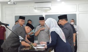 Plt Bupati Bogor Iwan Setiawan saat melantik eselon III dan IV di Gedung Serbaguna, Cibinong. (Sandika Fadilah/Jabarekspres.com)
