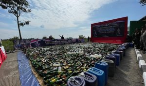 Memasuki Operasi Ketupat Lodaya 2023, Polresta Bandung musnahkan Miras, Knalpot Bising dan Petasan. Foto Agi Jabarekspres