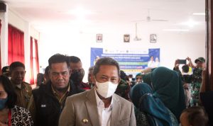 Sub PIN Polio, Pemkot Bandung Targetkan 180 Ribu Balita Dapat Imunisasi Wali Kota Bandung, Yana Mulyana saat menghadiri sub PIN Polio hari kedua, di PG-TK Slamet Riyadi Kota Bandung (Sadam Husen/Jabar Ekspres)