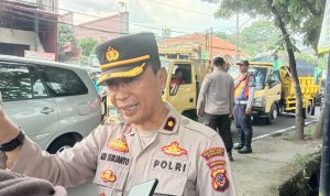 Dok. Kapolsek Arcamanik, Kompol Adi Surjanto saat lakukan pengamanan arus lalulintas di sekitaran Lapas Sukamiskin Bandung. Selasa (11/8). Foto. Sandi Nugraha.
