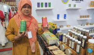 Ifa menunjukkan beberapa produk teh premium olahannya / Jabar Ekspres