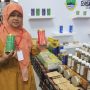 Ifa menunjukkan beberapa produk teh premium olahannya / Jabar Ekspres