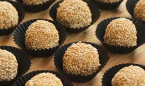 Cemilan Lebaran! Resep Kue Mochi Wijen Isi Kacang Cemilan Lebaran! Resep Kue Mochi Wijen Isi Kacang