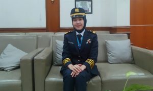 Tamara Yunise, kondektris PT KAI Daop 2 Bandung, saat ditemui Jabar Ekspres. (Yanuar Baswata/Jabar Ekspres)