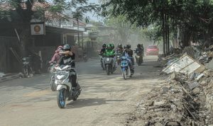 Para pengendara motor kesulitan melihat akibat gersangnya jalan dan beterbangannya debu di wilayah Bandung Raya. (DOK/JABAR EKSPRES)