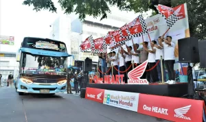 Jajaran manajemen AHM, Kementerian Perhubungan RI, dan Kepolisian Resort Metro Jakarta Utara melepas bus Mudik Bareng Honda 2023 di PT Astra Honda Motor, Sunter, Jakarta, pada Rabu 19 April 2023.