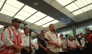 Minister of Transportation Monitors the Reverse Flow at Three Train Stations