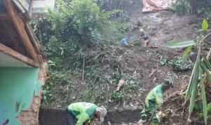 Akses Sulit, Evakuasi Longsor Jalan Sangkuriang Hanya Bisa Manual