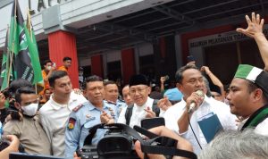 Mantan Ketua Umum Partai Demokrat Anas Urbaningrum resmi menghirup udara bebas, langsung berkicau dan menyindir si pembuat skenario besar. (HENDRIK MUCHLISON/JABAR EKSPRES)