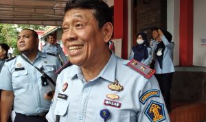 Kalapas Sukamiskin Kunrat Kasmiri saat memberikan penjelan mengenai kegiatan Anas Urbaningrum selama di Lapas. (HENDRIK MUCHLISON/JABAR EKSPRES)