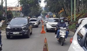 Arus Lalu Lintas di Kawasan Wisata Lembang Padat, H+1 Lebaran Polisi Berlakukan One Way Arus lalu lintas di kawasan wisata Lembang, Kabupaten Bandung Barat padat, sehingga polisi berlakukan one way. Agi/Jabar Ekspres.