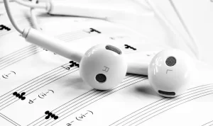 Bahaya! Penggunaan Earphone Terlalu Lama dan Cara Menghindarinya