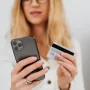 Ilustrasi. Berikut ini adalah daftar aplikasi untuk transfer uang lewat HP yang bisa memudahkan masyarakat dalam melakukan transaksi digital. Pexels/Karolina Grabowska.