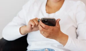Cek Fakta: Radiasi Ponsel Meningkat 1.000 Kali Lipat saat Daya Baterai di Bawah 10 Persen, Benarkah? Ini Faktanya! Ilustrasi. Cek fakta beredar unggahan mengklaim bahwa radiasi ponsel meningkat hingga 1.000 kali lipat saat kapasitas daya di baterai di bawah 10 persen.. Pixabay/Karolina Grabowska.