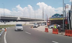 Arus balik di kawasan gerbang keluar tol Cileunyi menuju Bandung dan Kabupaten Sumedang nampak lengang. (Yanuar Baswata/Jabar Ekspres)