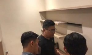 Detik-detik penangkapan pria penempel barcode QRIS palsu M Iman Mahli Lubis alias MIML oleh polisi menyita perhatian publik. PMJ News.