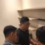 Detik-detik penangkapan pria penempel barcode QRIS palsu M Iman Mahli Lubis alias MIML oleh polisi menyita perhatian publik. PMJ News.