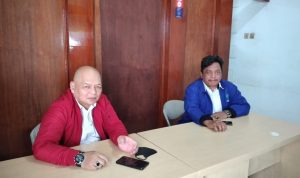 Tim Mediator Disnaker Bandung Agus Suparman (kiri) saat menjaga posko aduan di kantor disnaker serta menjelaskan mengenai dampak UU Cipta Kerja.