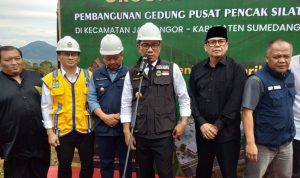 Gubernur Jabar, Ridwan Kamil melakukan peletakan batu pertama pembangunan gedung Gedung Pencak Silat, Senin (10/4).