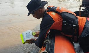 Seorang Warga Hilang Usai Tercebur di Sungai Citarum DETEKSI KORBAN: Anggota Basarnas Kantor SAR Bandung tengah melakukan pencarian seorang warga yang tenggelam di Sungai Citarum. (ISTIMEWA)