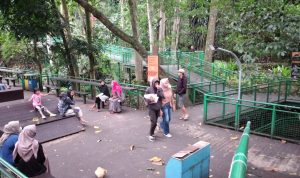 TEMPAT BERSANTAI: Sejumlah warga nampak beraktifitas di Hutan Kota Babakan Siliwangi jelang waktu berbuka. Lokasi ini cocok sekali buat ngabuburit saat Ramadan. (HENDRIK MUCHLISON/JABAR EKSPRES)