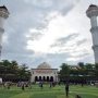 RAMAI PENGUNJUNG: Masjid Raya Bandung serta kawasan alun-alun mulai dikunjungi masyarakat. Namun, untuk menara masjid hingga saat ini masih ditutup. (Hendrik Muchlison/Jabar Ekspres)